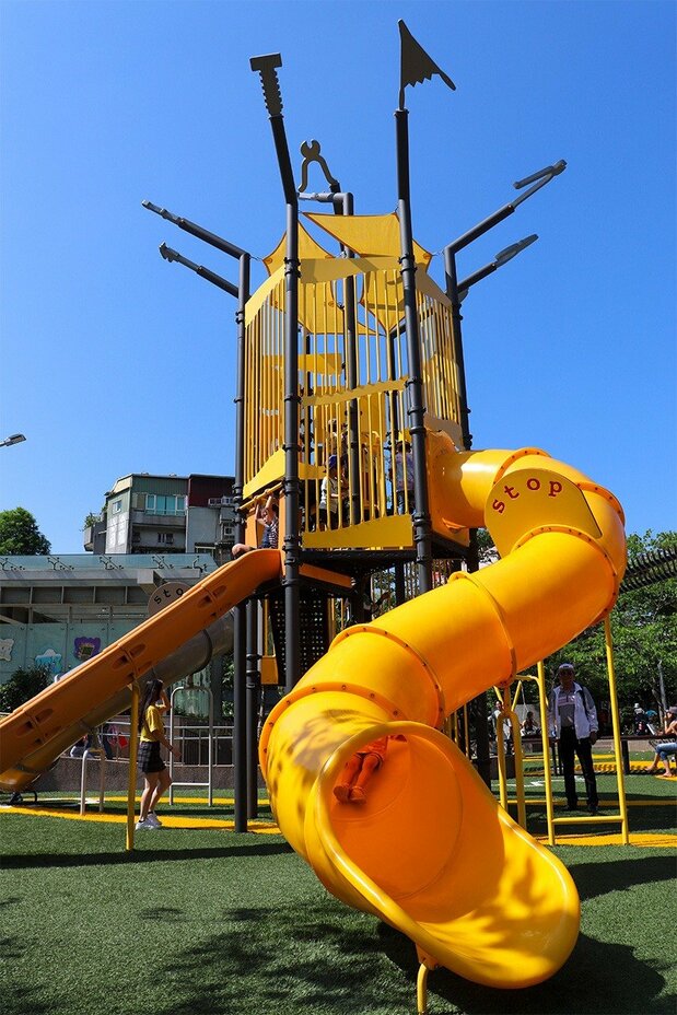 周辺に町工場の多い建成公園のすべり台は、てっぺんに工具のモチーフが付けられている(筆者撮影)