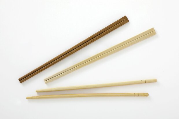 Les baguettes jetables sont produites en masse par recyclage de chutes de bois. (Pixta)