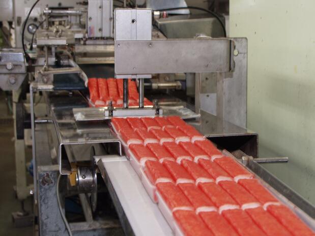 A surimi production line. (Photo provided by Yanagiya)