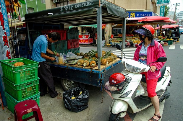 A truck selling pineapples in Yuanlin, Taiwan, in July 2013. (© Matsuda Yoshitaka)