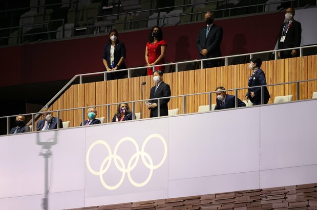 東京五輪の開会を宣言される天皇陛下。右は座席から立ち上がる東京都の小池百合子知事（右端）、菅義偉首相（同2人目）＝2021年7月23日、東京・国立競技場（時事）