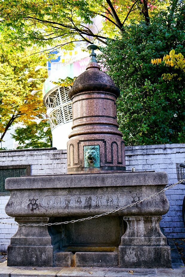 El abrevadero para caballos de la plaza de la salida este de la estación de Shinjuku, conocido por pocos. (Pixta)