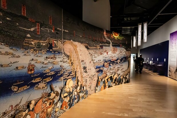 Un rincón fotográfico donde se proyectan fuegos artificiales en el cielo nocturno de los ukiyo-e.