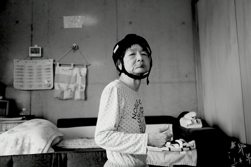 Tanaka Jitsuko à l’âge de 47 ans. A l’heure actuelle, elle vit chez sa sœur ainée et son beau-frère. Elle doit faire l’objet de soins spécialisés 24h/24. Et si elle porte un casque, c’est pour éviter de se blesser la tête en tombant. (Photo prise en 2018)