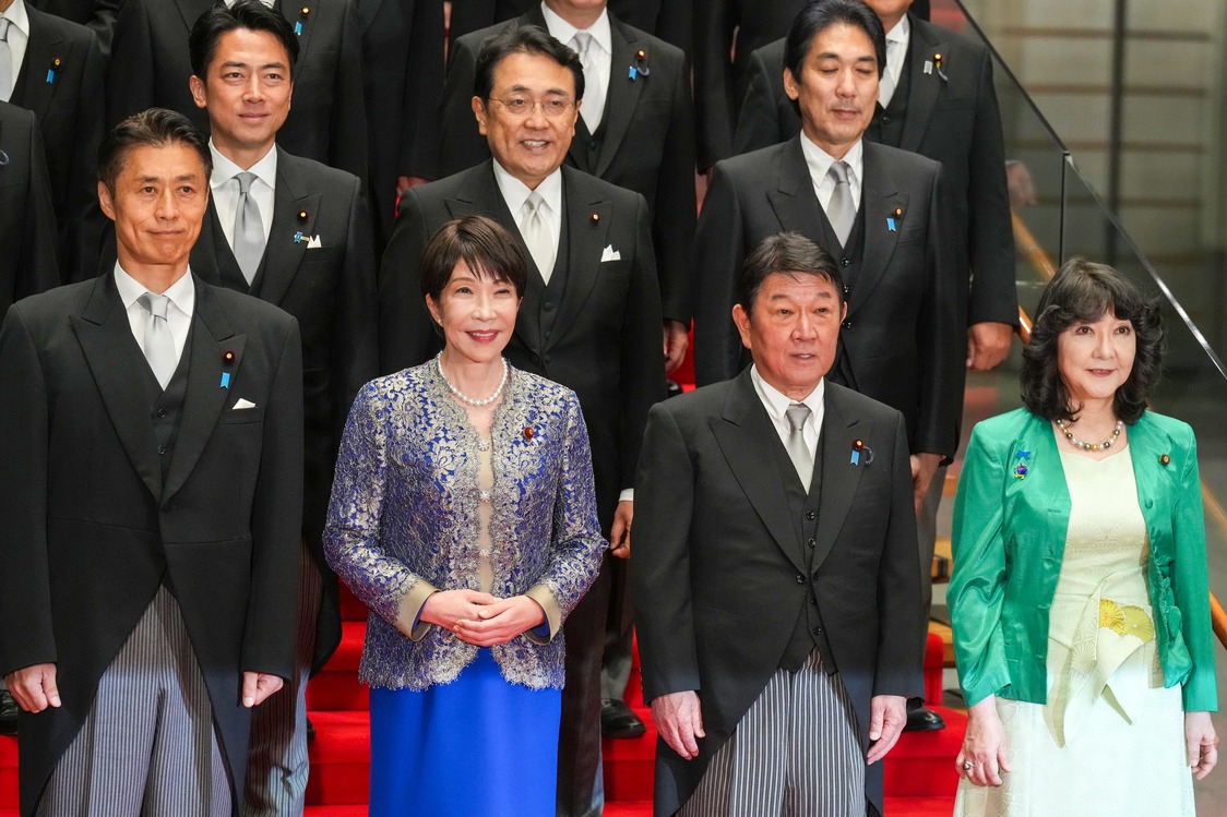 La primera ministra Takaichi Sanae (en primera fila, segunda por la izquierda) junto a los miembros de su nuevo Gabinete. (© Zuma Press Wire via Reuters Connect)