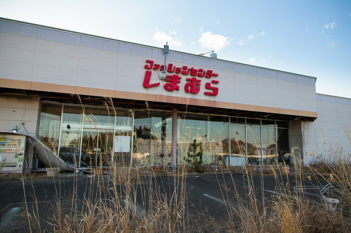 店内には洋服がかかったいくつものハンガーラックがそのまま取り残されていた。9年前のまま手つかずの状態