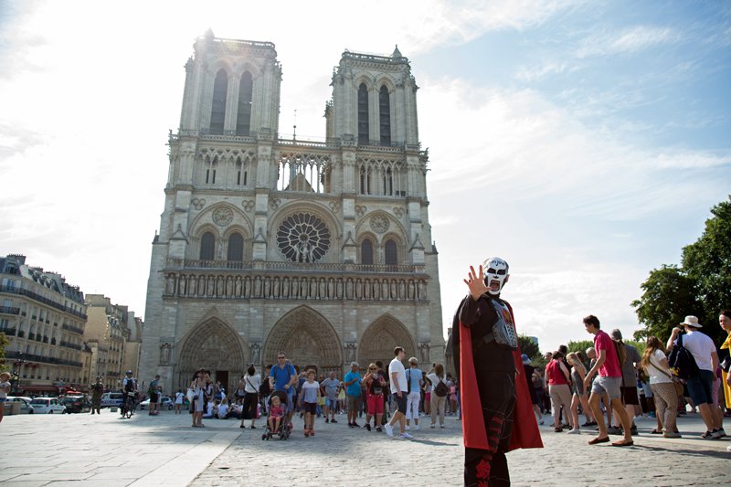 En costume sous la canicule, les passants se retournent…