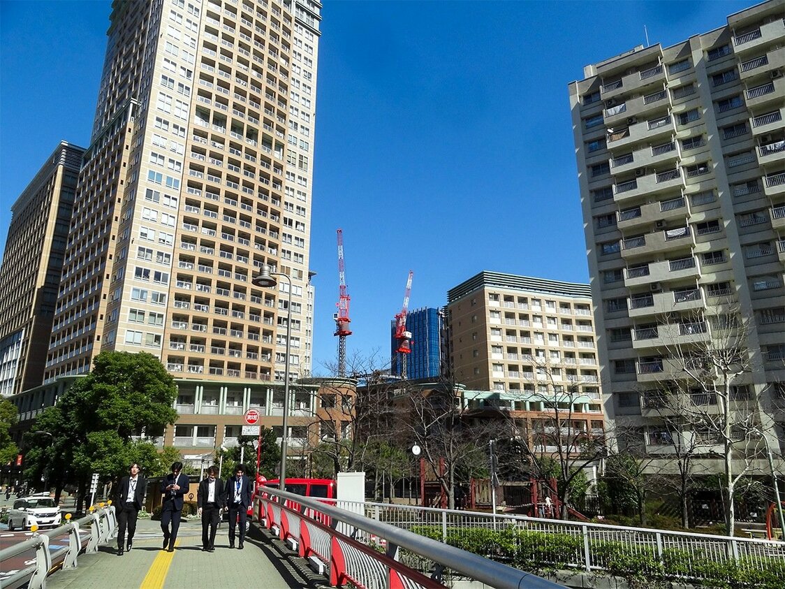 Las orillas del río Meguro, cerca de Ōsaki, han sido recientemente reurbanizadas. (© Gianni Simone)