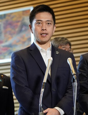 記者団の取材に応じる日本維新の会の吉村洋文代表＝２６日午後、首相官邸