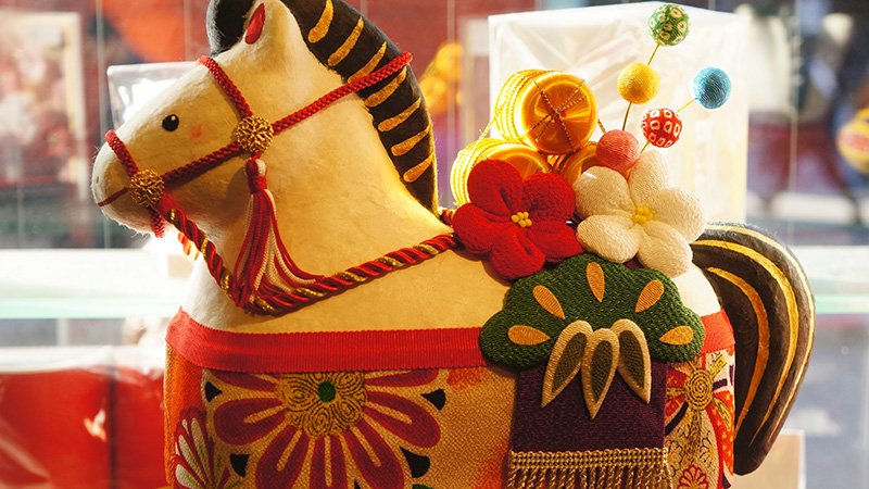 دمية الحصان المزينة ترمز إلى عام الحصان في الأبراج الصينية.