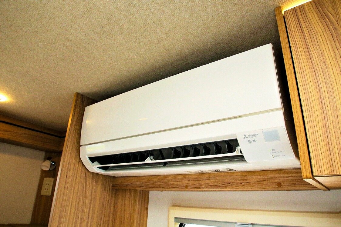 高温多湿な日本の気候に対応するため、近年では家庭用エアコンを搭載したキャンピングカーが増加している　著者撮影