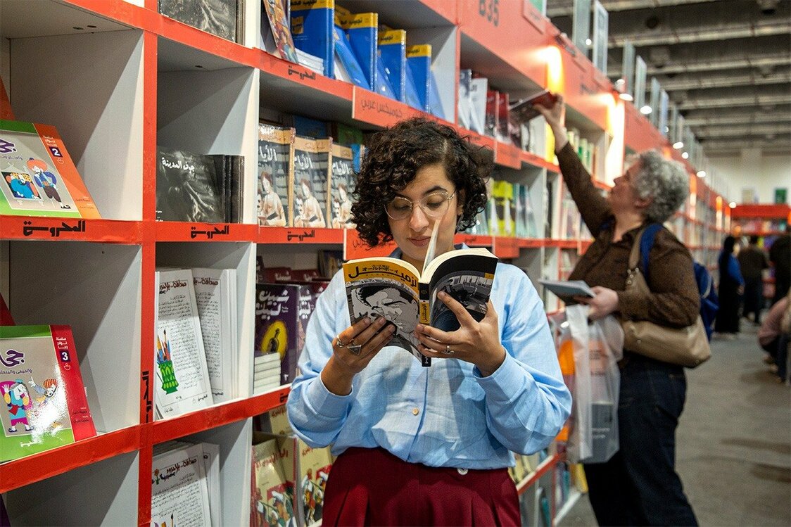 Rana ojea un ejemplar de Old Boy. © Menna El-Azzamy
