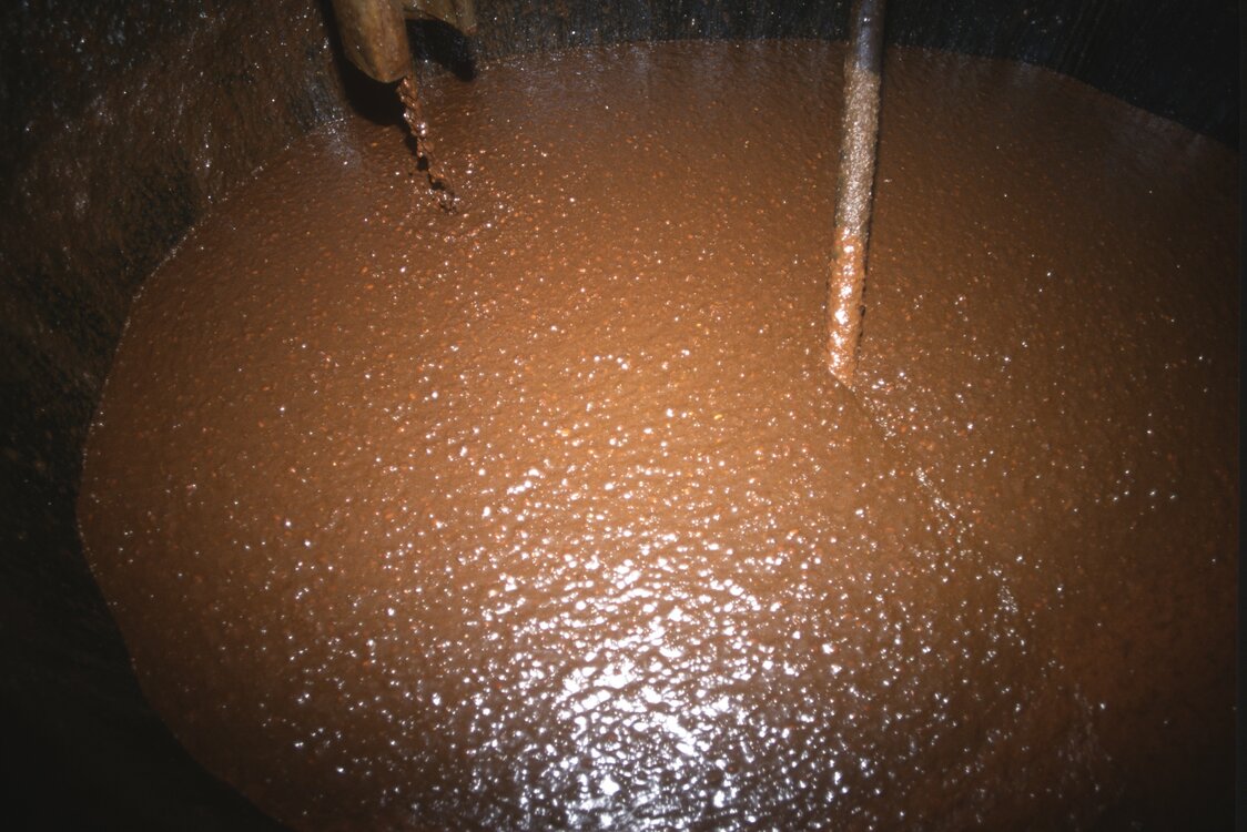 La purée est mélangée avec un bâton spécial appelé kaibô. Après six mois, le soja et le blé se sont dissous dans un mélange brun foncé.