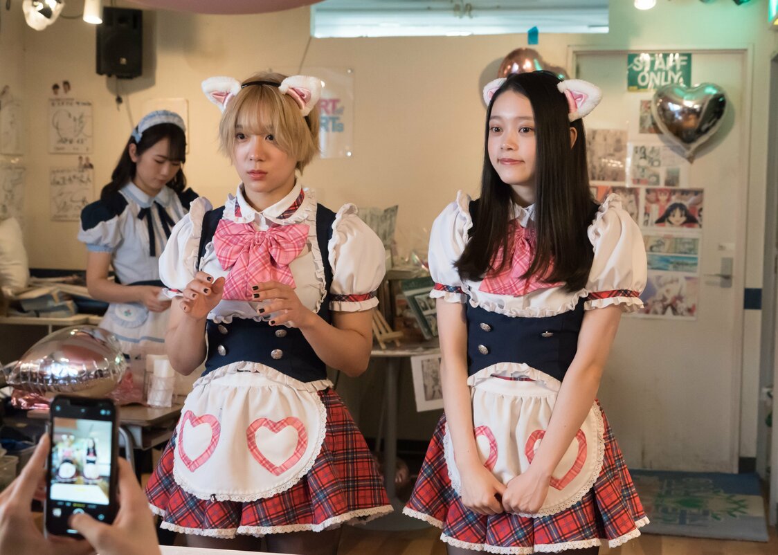 メイド喫茶のアルバイトに挑戦する2人　©2021「ベイビーわるきゅーれ」製作委員会
