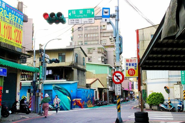 もとは灌漑用水路で、その後は暗渠となった福營路を右に曲がる