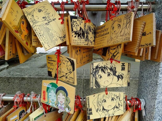 Des plaques votives ema exprimant les prières des fans d’anime au Kannon-ji.