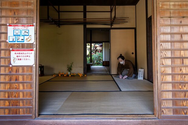 旧折井家の玄関は畳の部屋だが、奥に見える部屋はむしろ敷き