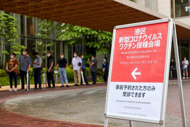 美國俱樂部疫苗接種會場的排隊人群(山姆‧羅根提供)