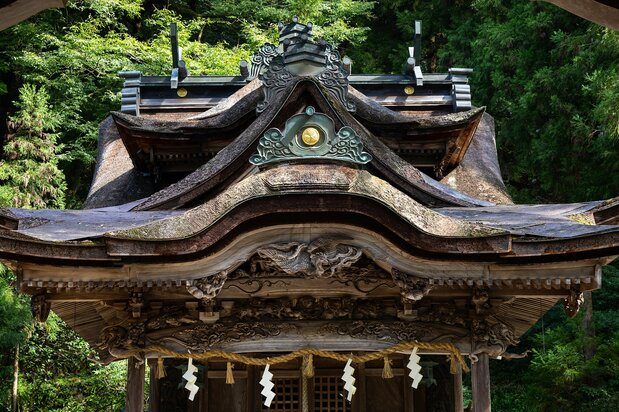 If you look closely, you will notice that the vergeboard at the rear is slightly off-center. Some believe that the structure began to collapse at the time it was completed, while others feel it was by deliberate design. (© Nippon.com)