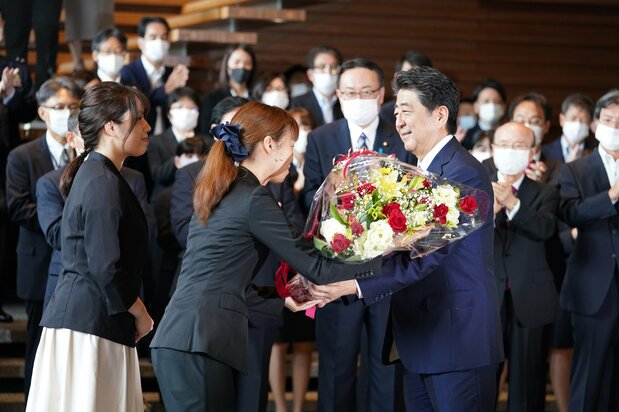 官邸を去る際、職員から花束を手渡される安倍晋三首相（手前右）、2020年9月16日午後、東京・永田町（時事）