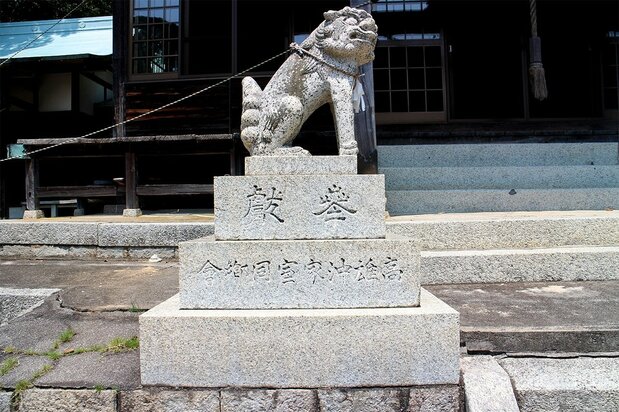 沖家室島の蛭子神社の狛犬に台湾の「高雄」の地名が刻まれている(筆者撮影)