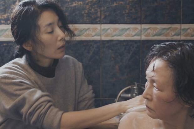認知症のファオク(シン・ヨンスク)はムンジョンを事あるごとに攻撃する © 2022 KOREAN FILM COUNCIL. ALL RIGHTS RESERVED