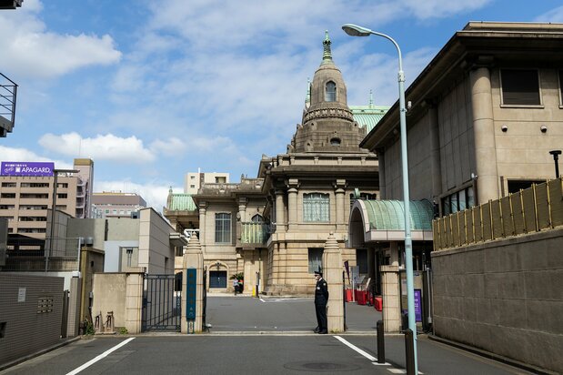 除正殿外，寺院内的大谷石墙、正门、北门和南门都被指定为重要文化财产。此为筑地场外市场一侧的南门