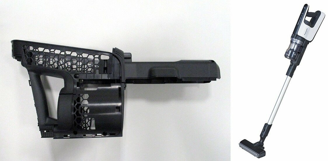 （左）セルロースファイバーが使用されている掃除機の部品　（右）セルロースファイバー部品を装着した掃除機　パナソニック提供