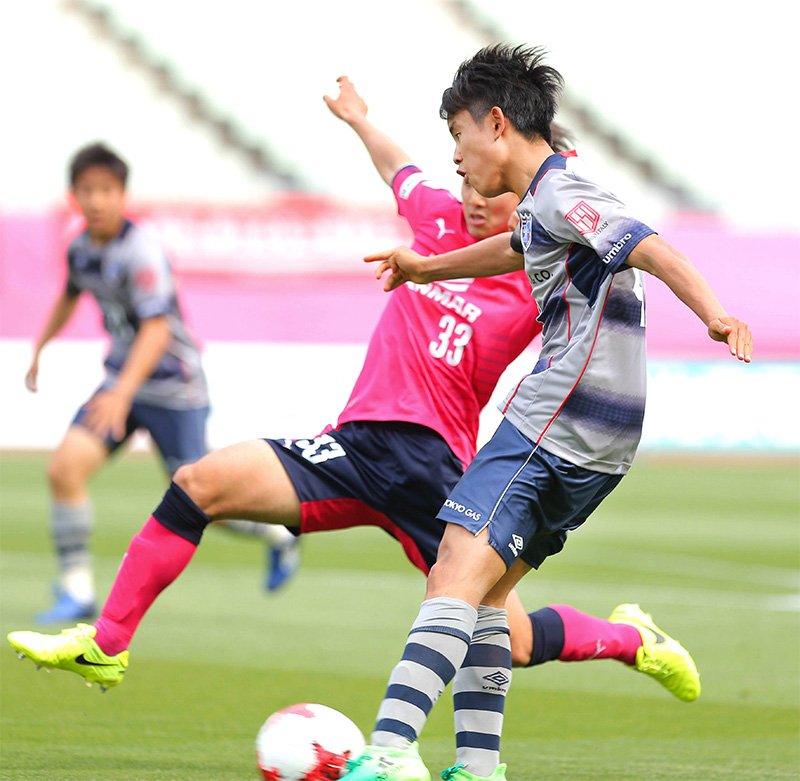 Kubo Takefusa shoots to score his first goal for FC Tokyo U-23 in the 38th minute of a J3 match against Cerezo Osaka U-23 in Osaka on April 15, 2017. (© Hōchi Shimbun/Aflo)