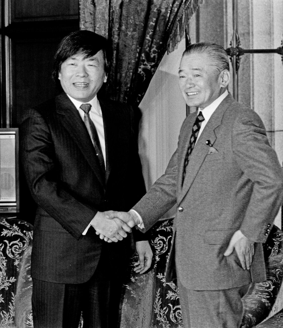 利根川进与时任首相竹下登握手（1988年3月，时事社）