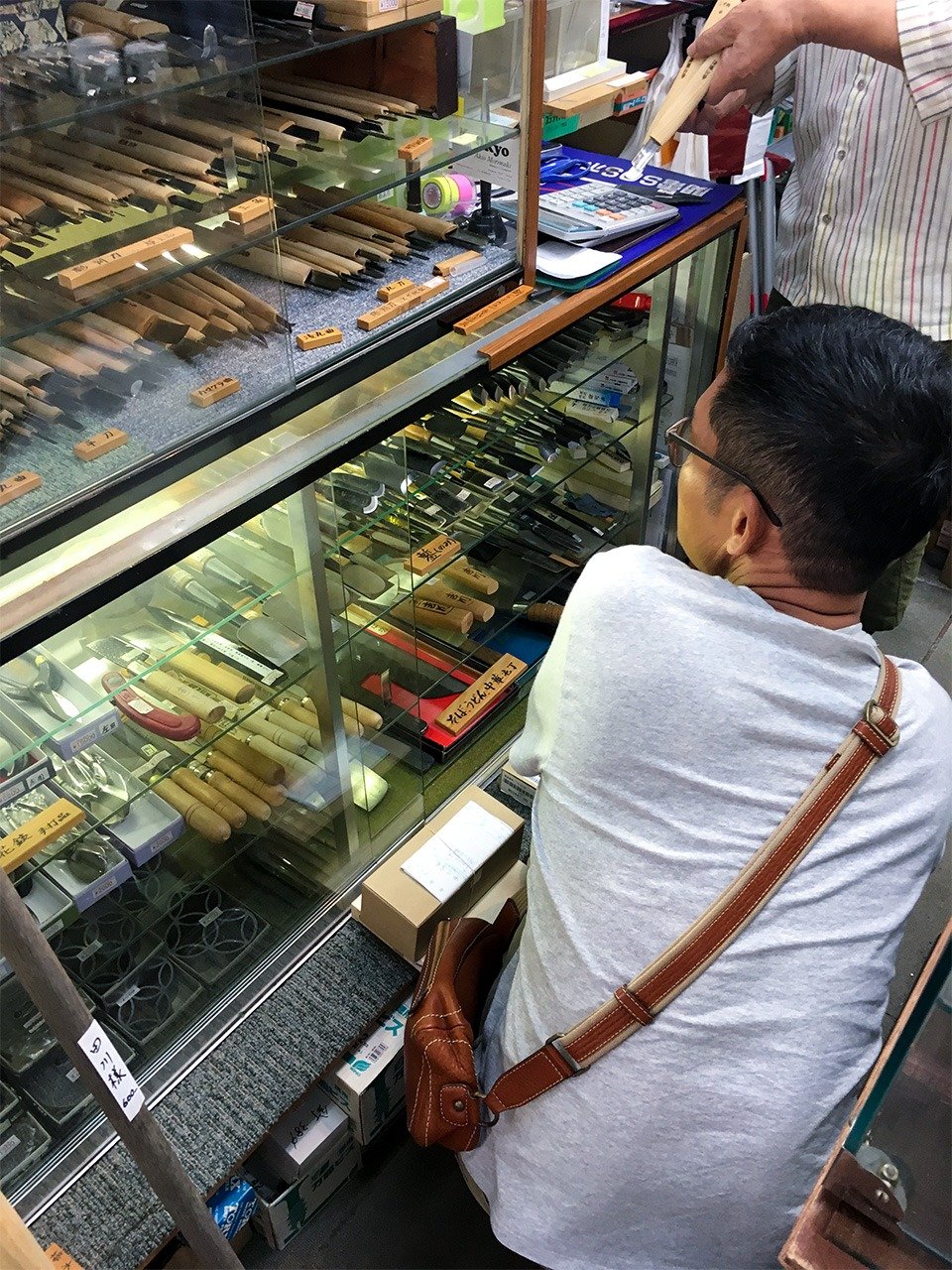 在吉川刀刃店（大阪府池田市）購買工作道具的拉黑子．達立夫（筆者攝影）
