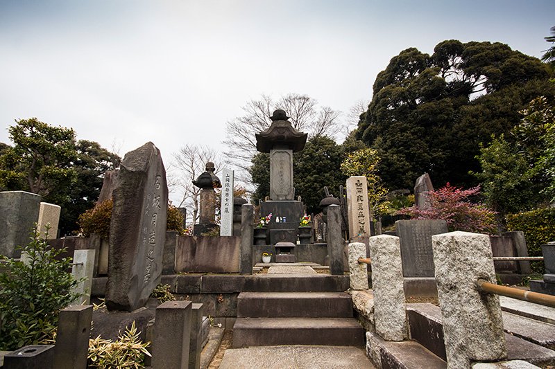 全生庵墓地の真ん中にある鉄舟の墓