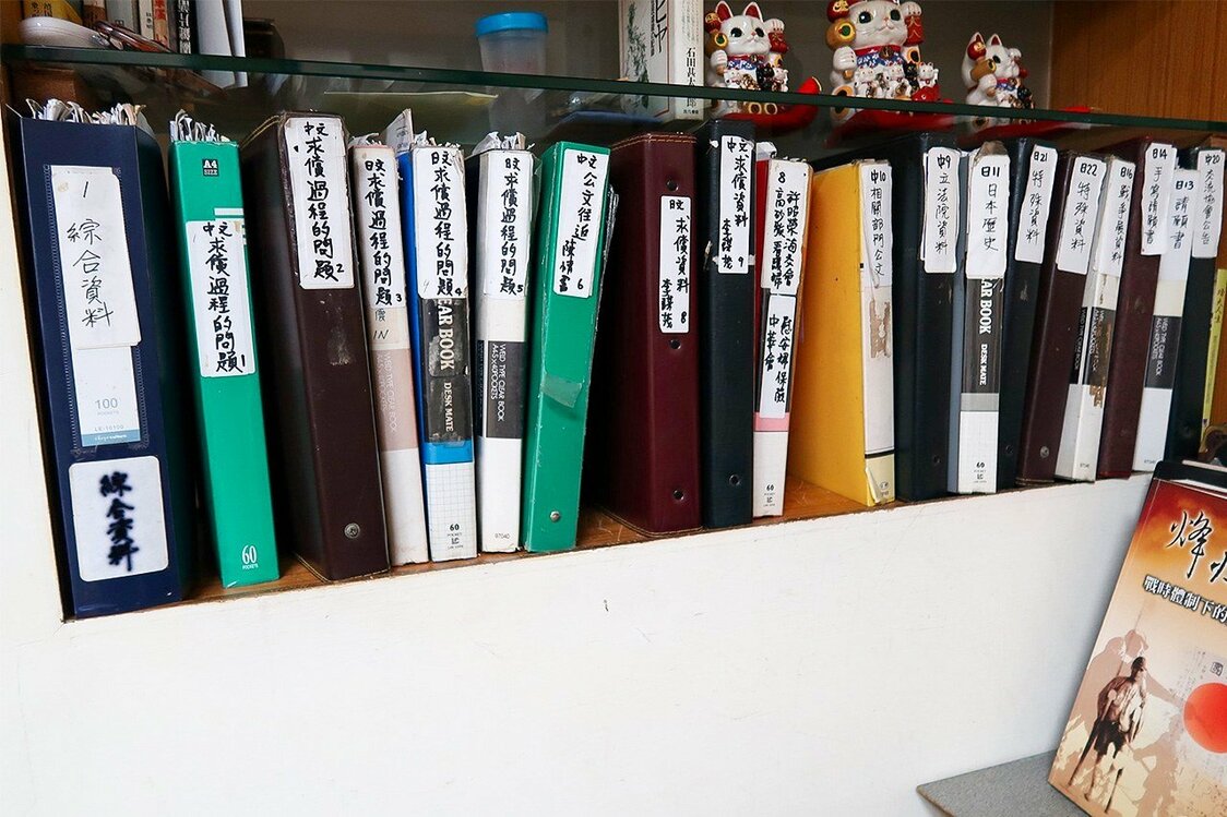 林阿貞家中保存著與補償運動有關的大筆資料（筆者攝影）