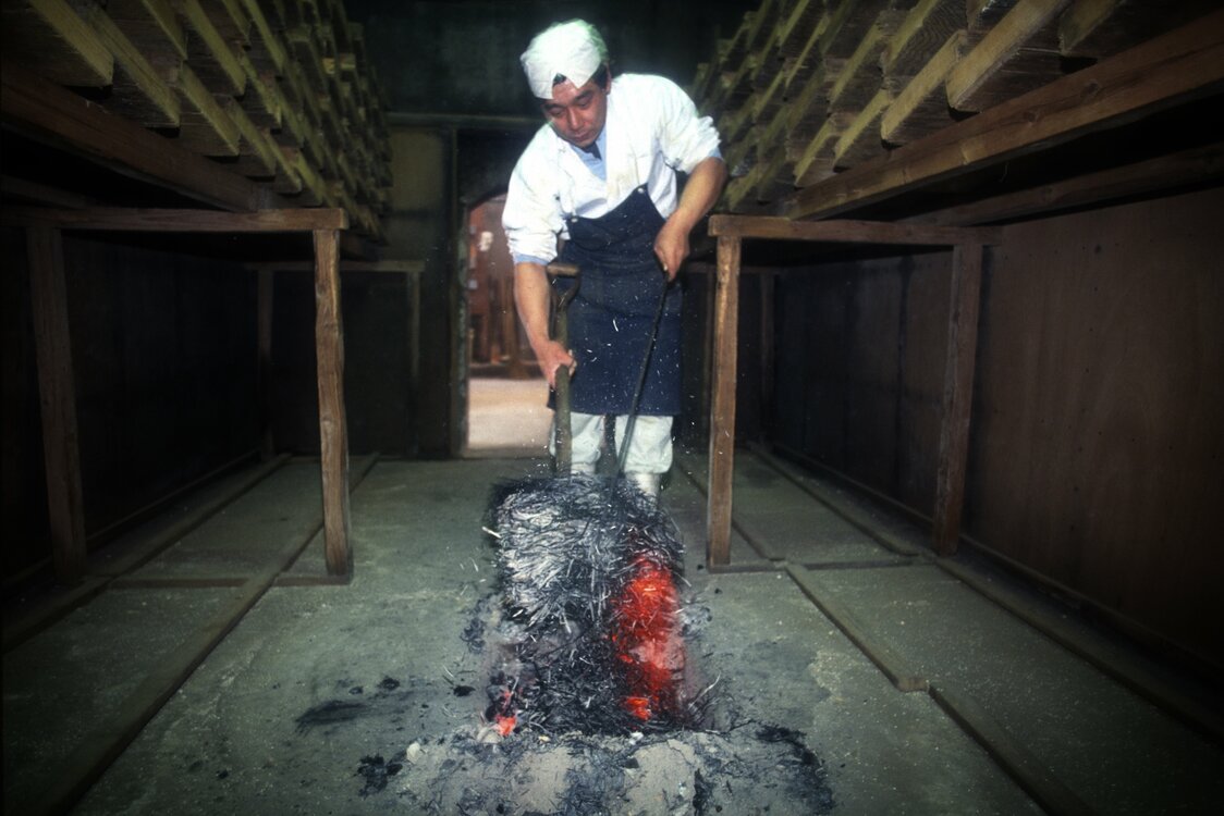 Угольный очаг ирори в полу цеха для кодзи