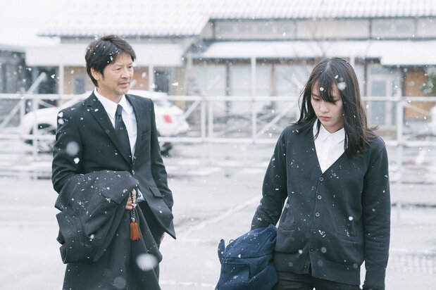 Ogata Naoto interpreta a Yasutoshi, el representante de Momi no ie que acepta a Ayaka y cuida con calma y cariño de su crecimiento © Comité de Producción de Momi no ie.