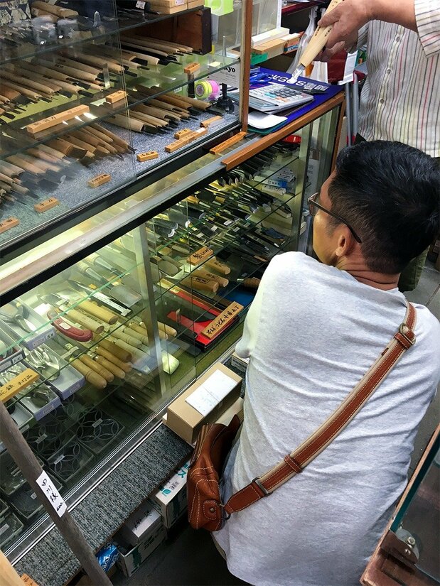 在吉川刀刃店(大阪府池田市)購買工作道具的拉黑子.達立夫(筆者攝影)