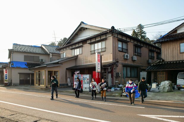 宿泊させてもらった蛸島町の民宿「むろや」から、活動に向かう学生とボラセンのスタッフ