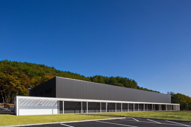 豊かな自然に囲まれた「ふくしま逢瀬ワイナリー」。400坪以上もある平屋の建物内には最新の醸造設備の他、ショップやセミナー室がある　写真提供：ふくしま逢瀬ワイナリー