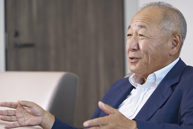 インタビューに答える河野氏 撮影:高山浩数