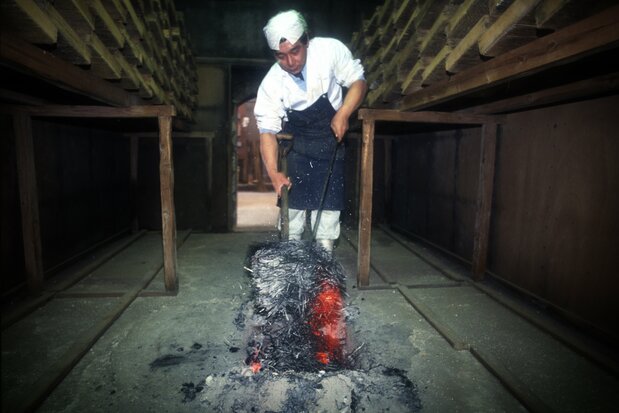 Угольный очаг ирори в полу цеха для кодзи