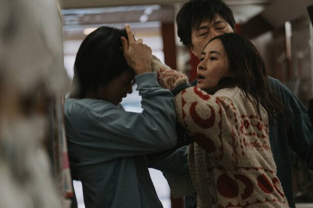 La madre (Kawai Aoba) se muestra violenta con An allá donde va. Mantienen una relación retorcida en la que la madre llama “mamá” a su hija, mientras la domina con su violencia. © 2023 Comité de producción de An no koto