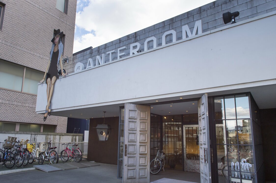 The stylish Hotel Anteroom Kyoto occupies a vintage building that once served as a student dormitory. The entrance of the building features art by painter Narita Rema.