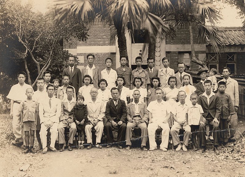 Photo-souvenir avec les employés lors du départ. (Photo fournie par Okabe Shigeru)
