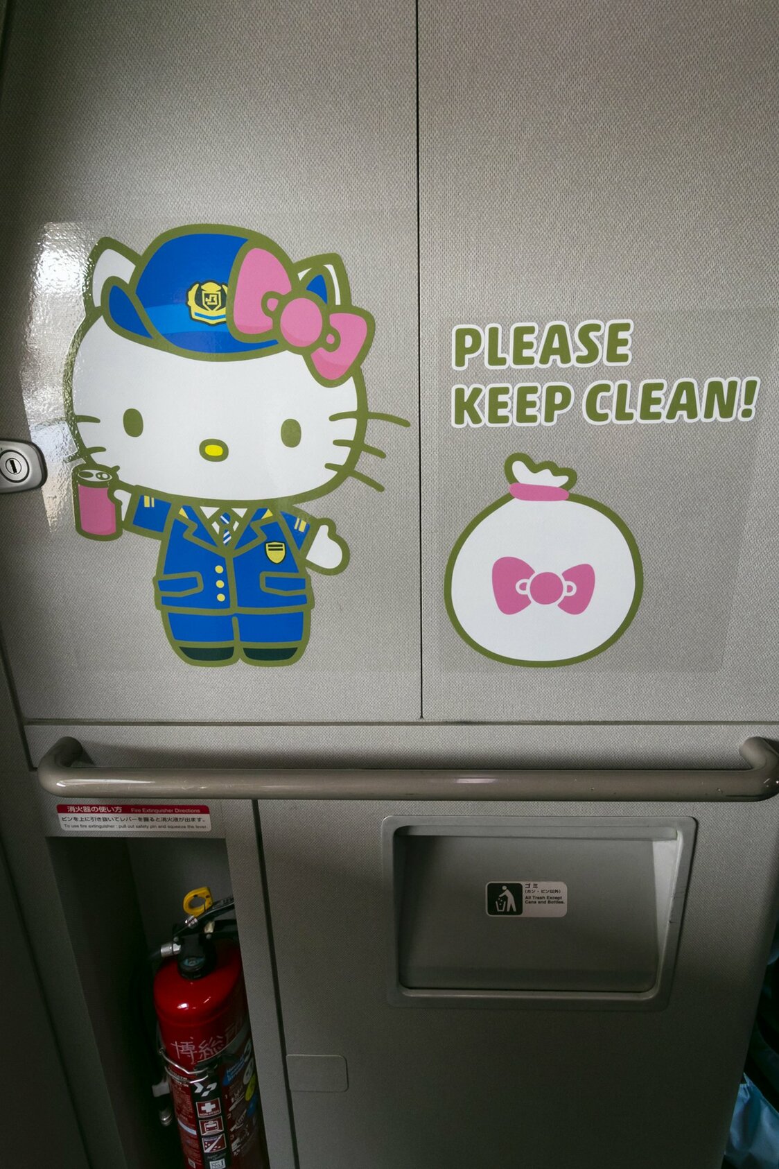 ごみ箱を案内するハローキティ