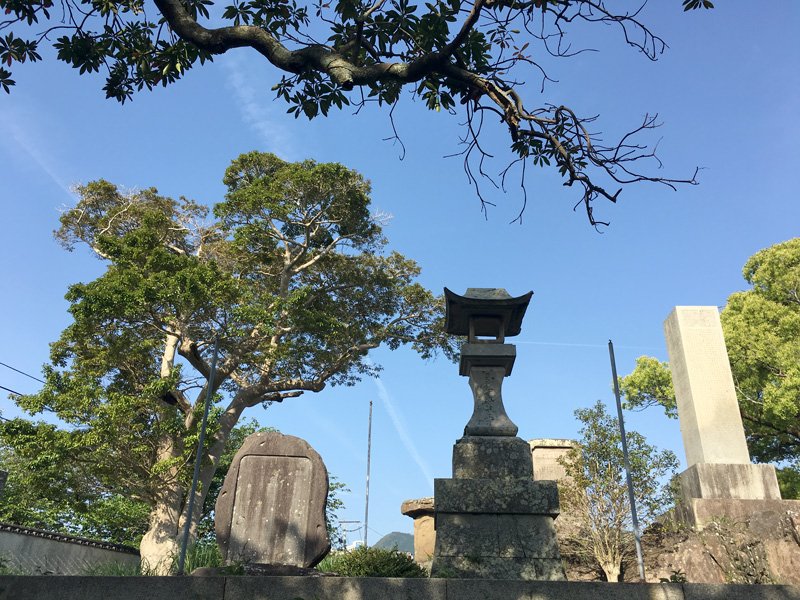 “征台军人墓碑”（左）和当时的大仓组捐献的石灯笼（中），右为合葬殉职军人军属的“军人军属之碑”（图片提供：平野久美子）