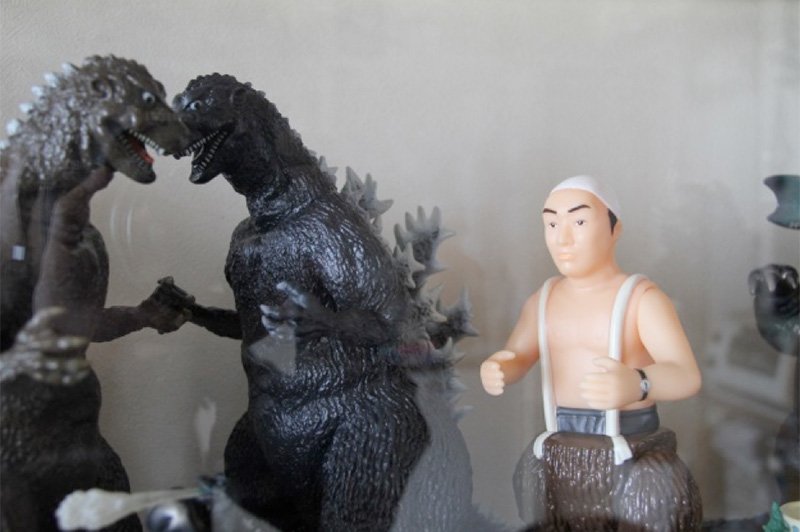 Visitamos a Nakajima Haruo en su hogar, donde nos recibe en un salón lleno de objetos relacionados con Godzilla.