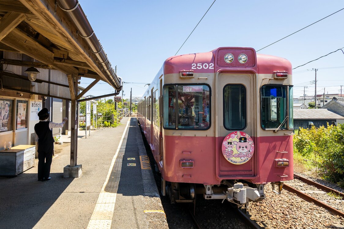 市民の足として欠かせない銚子電鉄。外川駅のホームで駅員が電車を見送る