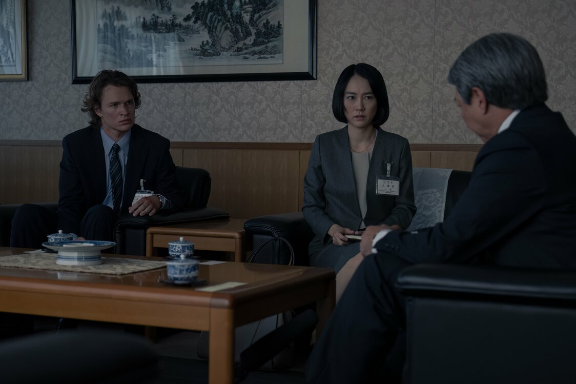 ジェイクの上司である女性記者・詠美（菊地凛子・中央） Photo: James Lisle/WOWOW