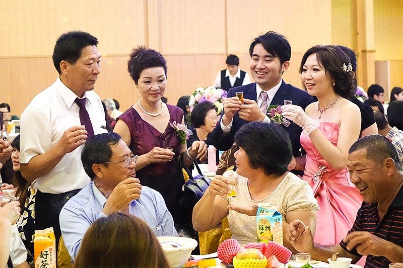 「敬酒」と呼ばれる乾杯回り（撮影：大洞 敦史）
