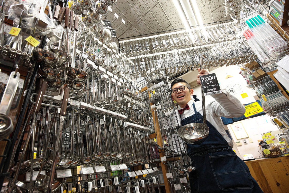 Ces louches dont la taille varie de 1 à 2 000 ml sont des créations originales d’Iidaya. Les commandes affluent du monde entier. (© Nomura Kazuyuki)